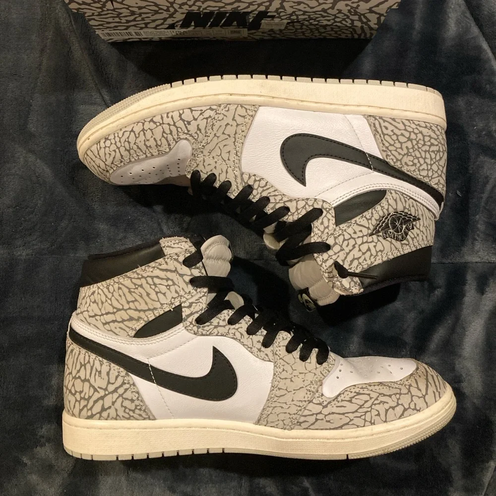 Nike Air Jordan 1 Retro High - Picture 3 of 5